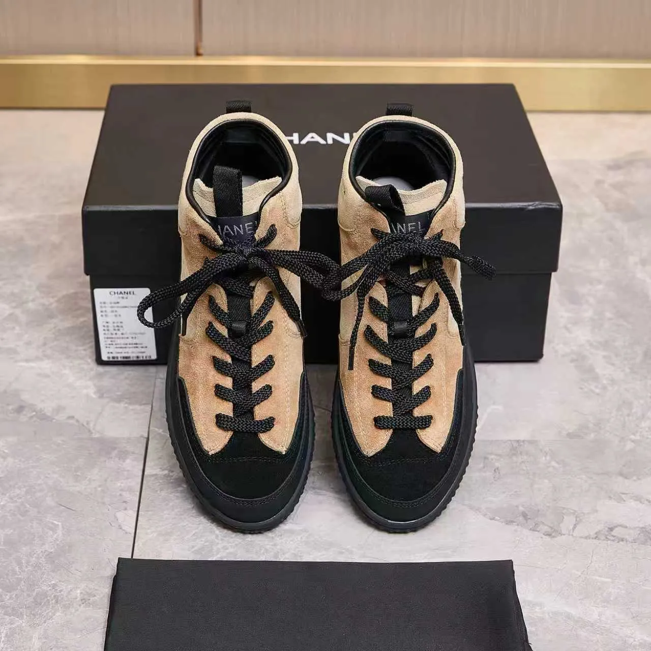 Men's men's shoes pP660! Chanel Chanel - 2025 counter top casual sneakers This classic design; the upper is electro-embroidered with a variety of techniques; the outsole is fashionable and sporty; the unusual inclusion of a variety of color matching elements... The diversified mix and match is very beautiful and versatile, casual, fashionable, sports and outdoor can be taken into account... ꫛꫀꪝ Go➫ Materials: ❶Upper is made of: original imported mercerized leather cow suede ❷Inner lining: original imported breathable sheepskin lining ❸Outsole is based on: original TPU combination outsole, full set of boutique packaging for women 35–41